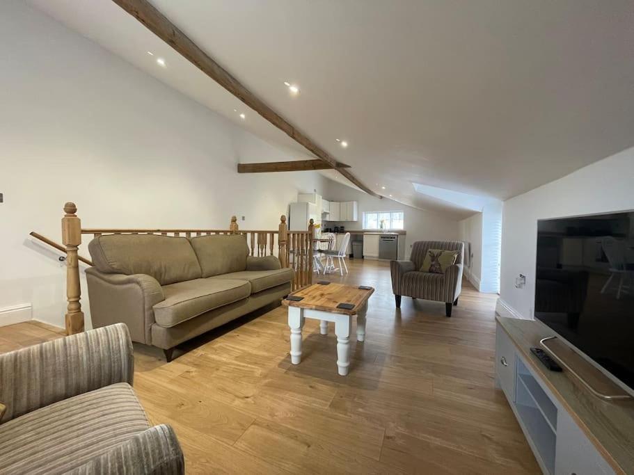 2 Bedroom Cottage In Old Town Swindon Exterior foto